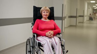 Modern bir klinikte... beyaz bir koridorda... mercan kazaklı yaşlı bir kadın... bebek arabasında sınırlı bir hareketle... pozitif davranışlar sergiliyor.
