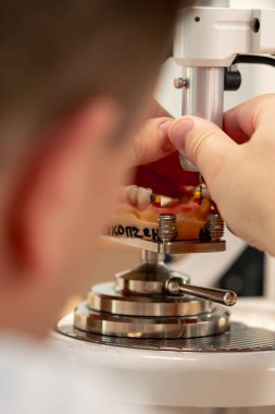 Diş protezleri üretimi için profesyonel laboratuarı kapatın ve kaplama taçlandırın Bir kişi çene çene şekli profesyonel ekipman