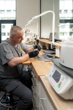 Diş protezleri üretimi için profesyonel laboratuvar kaplamaları ve taç uzmanı insan diş eti profesyonel ekipman çene altında tacın sığma kontrol