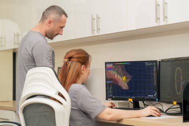 Diş protezleri üretimi için profesyonel laboratuvar. 3 boyutlu diş kaplaması modeli. Bir bilgisayar tartışmasında profesyonel bir iş danışmanlığı ile ilgili.
