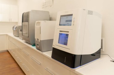 Diş protezleri üretimi için profesyonel laboratuvar kaplamalar müşterilere diş üretmek için ekipman ve masalar ile çalışır