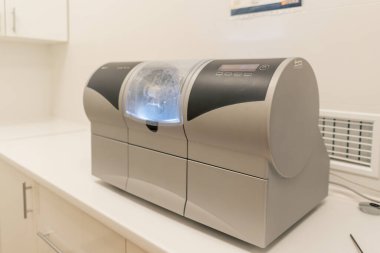 Diş protezleri üretimi için profesyonel laboratuvar kaplamalar müşterilere diş üretmek için ekipman ve masalar ile çalışır