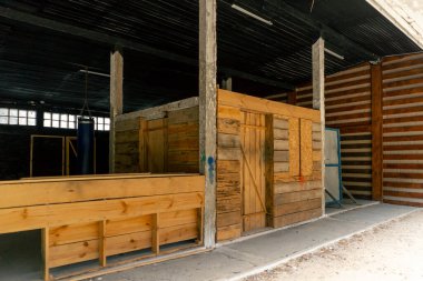 Profesyonel bir atış poligonunda, kumlu bir zeminde, araba lastiklerinden yapılmış çitler, profesyonel bir atış poligonu, eğitim askerleri, koruyucu ahşap duvarlar