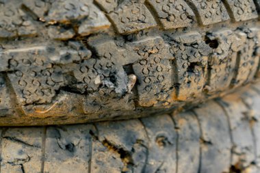 Profesyonel atış poligonu, kumlu zemin, araba lastiklerinden yapılmış eskrim, profesyonel atış poligonu, eğitim askerleri, kurşun korumalı ahşap duvarlar.