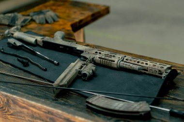Profesyonel teçhizat tanıtım brifinginde profesyonel askeri eğitim alanında NATO silahlarının tüm bileşenlerinin parçalanmış tüfek detaylı analizi üzerine