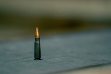 Profesyonel bir askeri eğitim alanında profesyonel bir siyah astar üzerinde yakın plan bir NATO makineli tüfeği büyük kalibreli için fişek vardır.