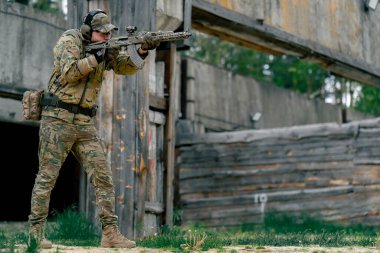 Bir duvarın altından NATO tüfek talimi için askeri taktik stratejisi. Profesyonel bir atış talimi. Askeri üniforma hazırlığında ilk brifing eğitmeni.