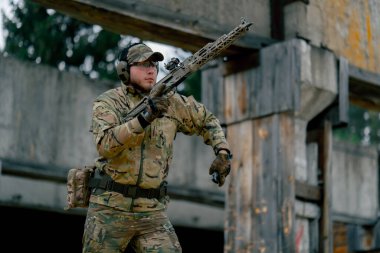 Bir duvarın altından NATO tüfek talimi için askeri taktik stratejisi. Profesyonel bir atış talimi. Askeri üniforma hazırlığında ilk brifing eğitmeni.