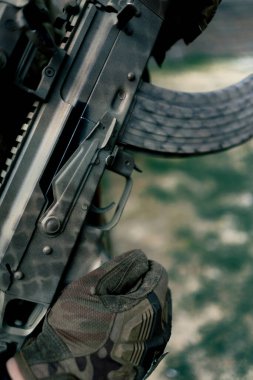 Askeri taktik stratejisi NATO tüfek pozisyonu. Askeri üniformalı profesyonel bir atış poligonu eğitmenine silah eğitimi vermek için yeniden dolduruluyor.