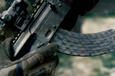 Yakın plan askeri taktik NATO tüfek eğitimi profesyonel bir atış menzilinde. Askeri üniformalı eğitmen tetiği çeker.