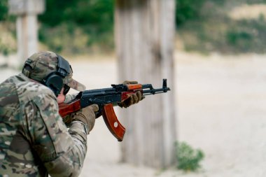 NATO tüfek taliminden hedeflenen askeri taktik stratejisi profesyonel bir atış poligonuna nişan alınıyor. Askeri üniforma hazırlığında ilk brifing eğitmeni.