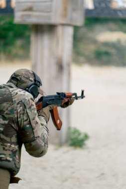 NATO tüfek taliminden hedeflenen askeri taktik stratejisi profesyonel bir atış poligonuna nişan alınıyor. Askeri üniforma hazırlığında ilk brifing eğitmeni.