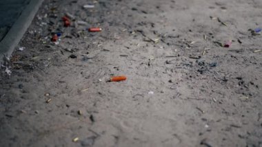 Profesyonel bir atış poligonunda kumlu bir yüzeyde farklı kalibrelerde birkaç şarjör bulunan makineli tüfekten çıkan boş mermiler kullanılmış.