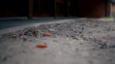 Profesyonel bir atış poligonunda kumlu bir yüzeyde farklı kalibrelerde birkaç şarjör bulunan makineli tüfekten çıkan boş mermiler kullanılmış.