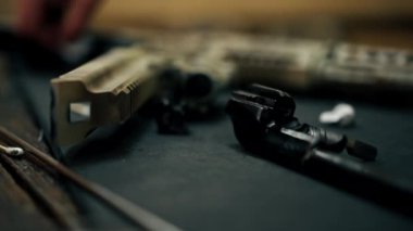 Profesyonel teçhizat tanıtım brifinginde profesyonel askeri eğitim alanında NATO silahlarının tüm bileşenlerinin parçalanmış tüfek detaylı analizi üzerine