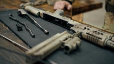 Profesyonel teçhizat tanıtım brifinginde profesyonel askeri eğitim alanında NATO silahlarının tüm bileşenlerinin parçalanmış tüfek detaylı analizi üzerine