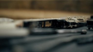 Profesyonel teçhizat tanıtım brifinginde profesyonel askeri eğitim alanında NATO silahlarının tüm bileşenlerinin parçalanmış tüfek detaylı analizi üzerine