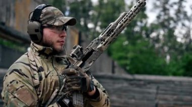 NATO tüfek eğitimini hedefleyen dikey video askeri taktik stratejisini kapatın. Profesyonel bir atış talimine nişan alın. Askeri üniforma hazırlığı için ilk brifing eğitmeni.