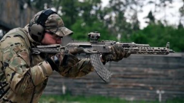 NATO tüfek eğitimini hedefleyen dikey video askeri taktik stratejisini kapatın. Profesyonel bir atış talimine nişan alın. Askeri üniforma hazırlığı için ilk brifing eğitmeni.