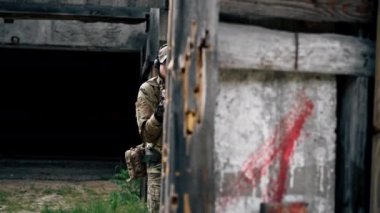 NATO tüfek taliminden hedeflenen askeri taktik stratejisi profesyonel bir atış poligonuna nişan alınıyor. Askeri üniforma hazırlığında ilk brifing eğitmeni.