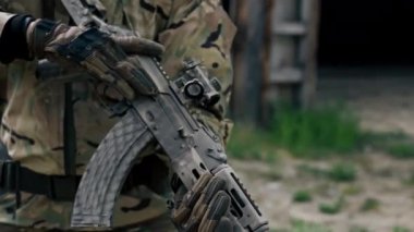 NATO tüfek talimine yönelik yakın plan askeri taktik stratejisi. Profesyonel bir atış talimi. Askeri üniforma hazırlığı için ilk brifing eğitmeni.