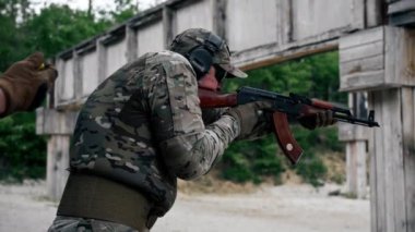 Askeri strateji tüfeği pozisyonunu kapatın. Askeri üniformalı profesyonel bir atış talimi için eğitim alın. Başka bir askere ateş emri verin.