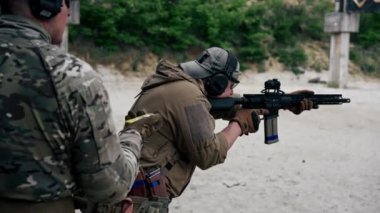 Askeri strateji tüfeği pozisyonunu kapatın. Askeri üniformalı profesyonel bir atış talimi için eğitim alın. Başka bir askere ateş emri verin.