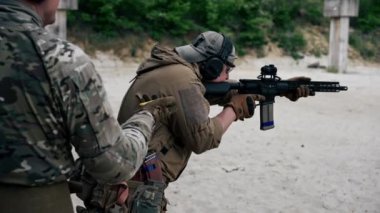 Askeri strateji tüfeği pozisyonunu kapatın. Askeri üniformalı profesyonel bir atış talimi için eğitim alın. Başka bir askere ateş emri verin.