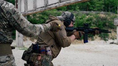 Askeri strateji tüfeği pozisyonunu kapatın. Askeri üniformalı profesyonel bir atış talimi için eğitim alın. Başka bir askere ateş emri verin.