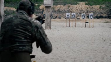 Askeri strateji tüfeği pozisyonunu kapatın. Askeri üniformalı profesyonel bir atış talimi için eğitim alın. Başka bir askere ateş emri verin.
