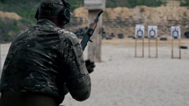 Askeri strateji tüfeği pozisyonunu kapatın. Askeri üniformalı profesyonel bir atış talimi için eğitim alın. Başka bir askere ateş emri verin.