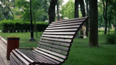 Park alanı ziyaretçiler için yeşil çimleri rahatlatmak için park alanı. Park ziyaretçileri için geniş ahşap bir bank ve gezici köpekler için rahat dinlenme alanı.