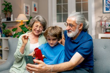 Parlak oturma odasını kapat. Kanepe, dedem ve ninemle torunumun yanına otur ve ailenle telefonda konuş.