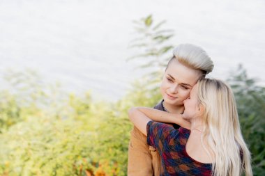 Yazın genç, güzel, sarışın lezbiyen bir çift. Suyun kenarında yürüyorlar. Uzun zamandır beklenen bir şekilde kucaklaşıyorlar.