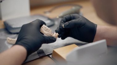 Diş protezleri üretimi için profesyonel laboratuarı kapatın ve kaplama taçlandırın Bir kişi çene çene şekli profesyonel ekipman