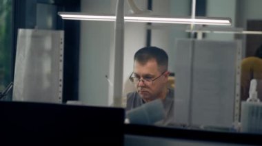 Diş protezlerinin üretimi için profesyonel laboratuvar kaplamaları ve taçlandırması. Bir uzman bir tacı insan çene çene şekli profesyonel ekipman biçimine ayarlar.