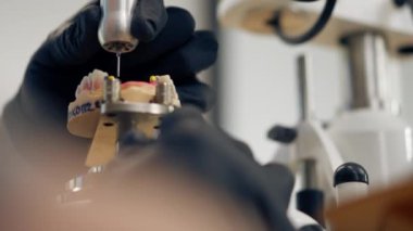 Diş protezleri üretimi için profesyonel laboratuarı kapatın ve kaplama taçlandırın Bir kişi çene çene şekli profesyonel ekipman