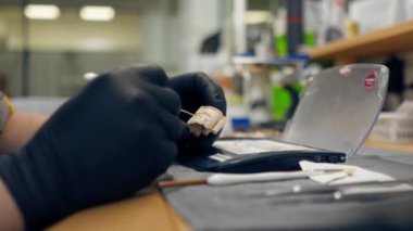Diş protozoası ve kaplama üretimi için profesyonel laboratuarı kapatın. Uzman, müşterinin dişlerinin altında diş minesi kaplamalı boyalarla oturur.