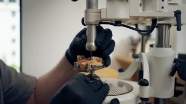 Diş protezleri üretimi için profesyonel laboratuarı kapatın ve kaplama taçlandırın Bir kişi çene çene şekli profesyonel ekipman