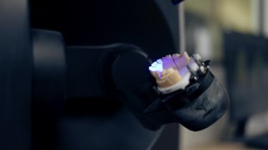 Diş protozoası kaplamaları ve kaplamaları üretmek için profesyonel laboratuarı kapatın. 360 derecelik bir döngü oluşturmak için bir tarama makinesi diş izi oluşturun.