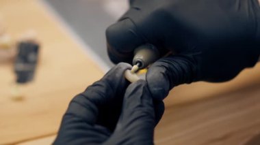 Diş protezleri üretimi için profesyonel laboratuarı kapatın ve kaplama taçlandırın Bir kişi çene çene şekli profesyonel ekipman