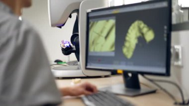 Dişçi protozoa kaplamaları ve kaplamaları üretmek için profesyonel bir laboratuvar. Tarama makinesinin diş izi 360 derecelik bir döngü profesyonel denetimi oluşturmak için.