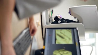 360 derecelik bir döngü profesyoneli yaratmak için bir tarama makinesi diş izinde diş protozoası ve kaplaması üretimi için dikey video profesyonel laboratuvarı
