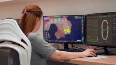 Diş protezleri üretimi için profesyonel laboratuvar. Üç boyutlu diş kaplaması. Daha sonraki çalışmaların bilgisayar tartışması üzerine.