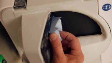 Diş protezleri üretimi için dikey video yakın profosyonel laboratuvar İnsan çenesine anatomik şekil vermek için öğütme makinesi