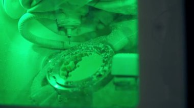 Modele göre diş protezi kaplama ekipmanı üretimi için yakın plan profesyonel laboratuvar.