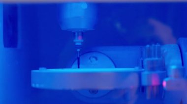 Modele göre diş protezi kaplama ekipmanı üretimi için yakın plan profesyonel laboratuvar.