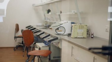 Diş protezleri üretimi için profesyonel laboratuvar kaplamalar müşterilere diş üretmek için ekipman ve masalar ile çalışır