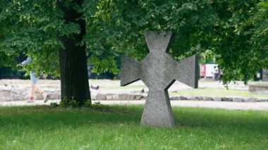 Ukrayna Kyiv yaz mevsimi 2 Ağustos 2024 çimen Sovyet heykeli üzerindeki ölü haçın beton anıtı