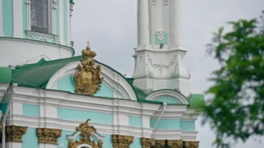 Ukrayna Kyiv yaz mevsimi 2 Ağustos 2024 Antik Andrews Kilisesi mimarisi üst şaft podol